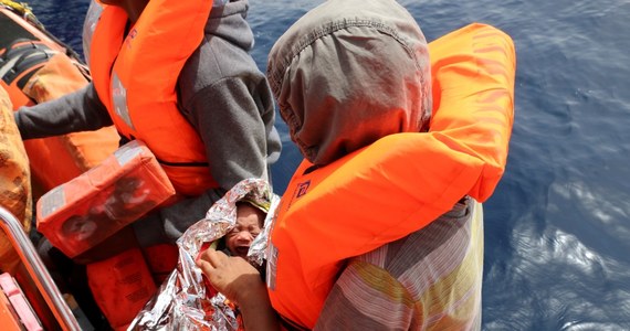 Minister spraw wewnętrznych Włoch Marco Minniti ostrzegł, że istnieje realne zagrożenie, iż na łodziach z migrantami mogą być też bojownicy Państwa Islamskiego (IS). Dodał, że to dlatego, ponieważ trwa ich indywidualna ucieczka z frontów walk.
