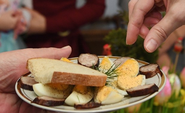 Lżej, bardziej dietetycznie i do tego coraz mniej mięsnych potraw. Tak z roku na rok zmienia się wielkanocny stół Polaków. "Mamy w tej chwili mocny trend wzrostowy, jeśli chodzi o produkty wegetariańskie i produkty wegańskie. To jest wzrost popytu o 100 procent w ciągu ostatniego roku na tego typu produkty" - przyznaje w rozmowie z RMF FM Andrzej Gantner, dyrektor Polskiej Federacji Producentów Żywności. 