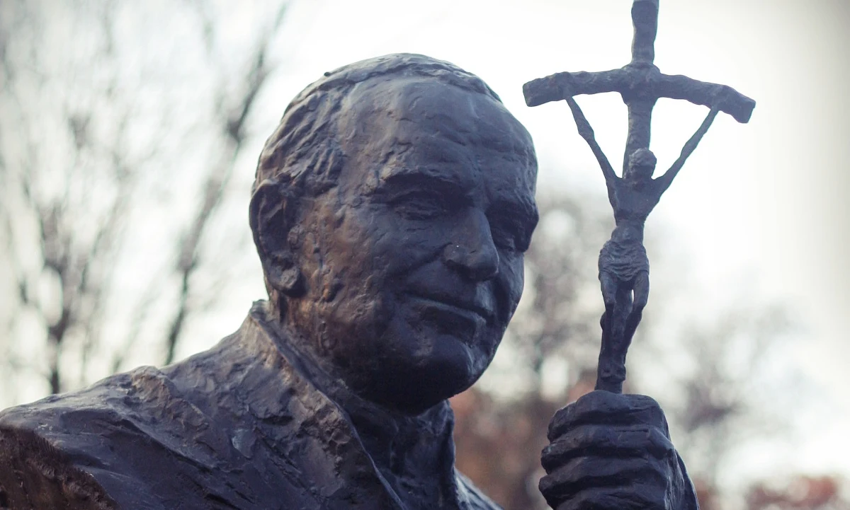 Nauczanie św. Jana Pawła II, najwybitniejszego przedstawiciela Polski w świecie, jest cały czas aktualne. Warto z niego czerpać i na nowo odczytywać jego przesłanie w kontekście osobistym, rodzinnym oraz społecznym – powiedział rzecznik Konferencji Episkopatu Polski ks. Paweł Rytel-Andrianik, odnosząc się do 13. rocznicy papieża z Polski, która przypada 2 kwietnia. Jak podkreślił, św. Jan Paweł II przekonywał do siebie miliony ludzi na całym świecie, nie tylko dlatego, że był charyzmatycznym papieżem, ale przede wszystkim swoim stylem życia oraz autentycznym świadectwem wiary i głębokiej modlitwy.