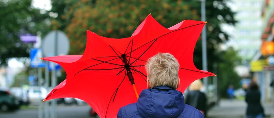 Z powodu wiatru w poniedziałek, o godz. 14  bez prądu pozostawało jeszcze 1374 odbiorców; najwięcej w województwie podlaskim, a także w lubelskim i dolnośląskim - poinformowała  Bożena Wysocka z Rządowego Centrum Bezpieczeństwa.