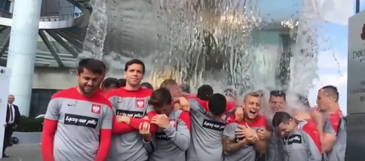 Na należącym do Polskiego Związku Piłki Nożnej profilu Łączy nas Piłka na Facebooku pojawiło się nagranie pokazujące śmigus-dyngus na sportowo. Wystąpili w nim zawodnicy piłkarskiej reprezentacji Polski wraz z trenerem Adamem Nawałką. "Pogoda czy nie, nie zapomnijcie, że dziś lany poniedziałek. Kto odważyłby się wziąć taki zimny prysznic?" - napisano. 