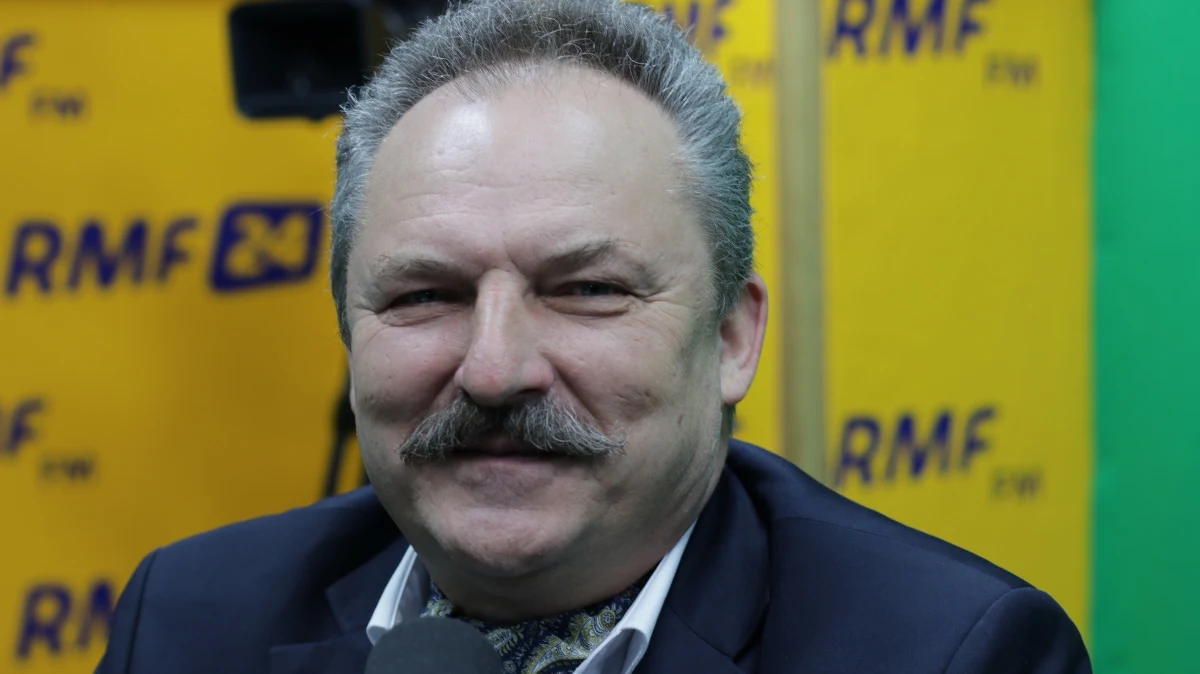 "Głosowałem za ustawą degradacyjną, ale parę rzeczy w tej ustawie budziło wątpliwości, stąd moje publiczne dyskusje z wiceszefem MON. Ten okres trzeba zakończyć, ta ustawa - wydaje się - że jest potrzebna, ale z całą pewnością nie może być tak napisana. Pan prezydent uratował PiS w tym zakresie, że z pewnością byłyby procesy, że Zachód miałby powód do kontestowania" - powiedział w Porannej rozmowie w RMF FM Marek Jakubiak. "W PiS-ie coś się dzieje (…). Ciekawe jest to, że niektórzy publicyści twierdzą, że trzeba wrócić do tempa, ale to tempo jest zabójcze dla PiS (…). Nie ma co z demokracji robić rewolucji, my po prostu musimy zacząć zarządzać państwem" - tak poseł Kukiz’15 ocenił obecną sytuację PiS-u na polskiej scenie politycznej. Jakubiak skomentował także plany polityczne Moniki Jaruzelskiej. "W dzisiejszej polityce każdy się może sprawdzić - zbyt dużych pułapów się nie stawia, patrząc na niektórych" - stwierdził polityk Kukiz’15, wyrażając następnie opinię, że Donald Tusk będzie kandydatem na prezydenta w najbliższych wyborach prezydenckich. Jakubiak, zapytany, czy nie obawia się o dalsze losy Kukiz’15, odpowiedział: "Mam wrażenie, że Kukiz’15 dla PiS-u jest niejadalny, bo w wielu sprawach mamy własne zdanie. Kukiz’15 jest chyba najbardziej stabilną częścią polityki wewnętrznej Polski – i to widać, i słychać". 