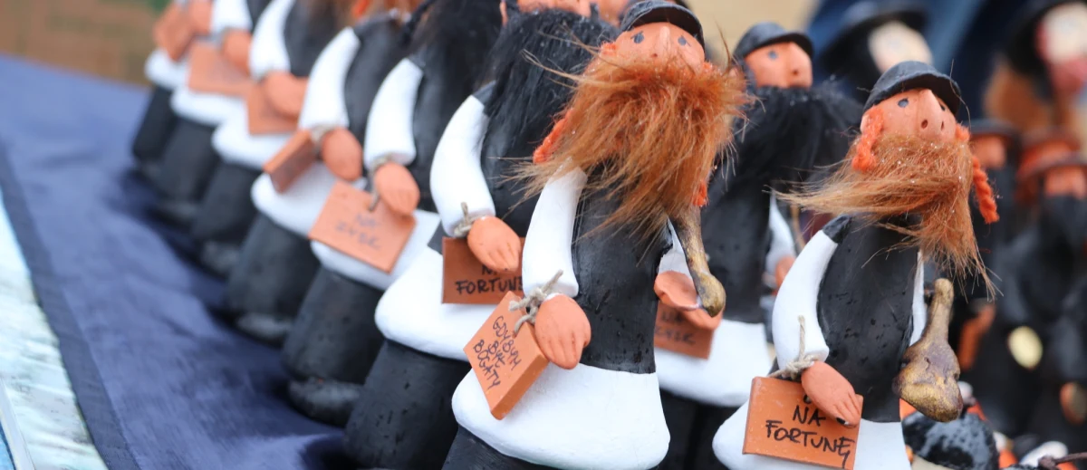 Emaus to jedna z najstarszych i najbarwniejszych krakowskich tradycji. U stóp klasztoru sióstr Norbertanek i wzdłuż ulicy Kościuszki kolorowy jarmark przyciągnął tłumy zwiedzających.