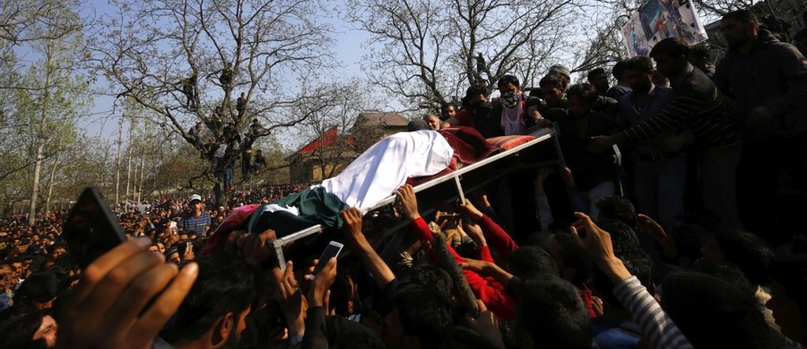 20 osób zginęło, a ponad 70 zostało rannych w niedzielnych starciach między rebeliantami a wojskiem indyjskim w kontrolowanym przez Indie Kaszmirze – podaje portal BBC. Według władz był to najbardziej krwawy w regionie dzień od kilku lat.