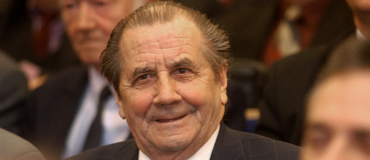 Jeden z najlepszych w historii polskich futbolistów już ma na swoim koncie jedno wyróżnienie, został "Piłkarzem 50-lecia PZPN". Ten zaszczytny tytuł Gerard Cieślik zawdzięcza nie tylko ogromnej liczbie bramek zdobytych w barwach Ruchu Chorzów, klubu któremu przez całą swoją karierę był wierny, ale też jednemu meczowi, spotkaniu w eliminacjach mistrzostw świata z ZSRR 20 października 1957 roku na Stadionie Śląskim. Cieślik jest kandydatem na Orła wszech czasów w plebiscycie eurosport.interia.pl i RMF FM.