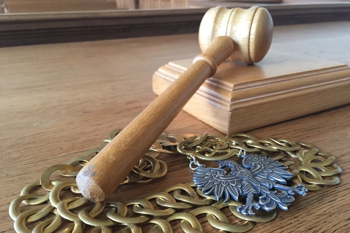 ​Wrocławska Prokuratura Regionalna bada, czy dwaj sędziowie dopuścili się zaniedbań, ustanawiając kuratorów dla właścicieli i spadkobierców nieruchomości przy ul. Puławskiej 141 w Warszawie. Osoby te w chwili wydania decyzji miałyby ponad 100 lat - pisze wtorkowa "Rzeczpospolita".