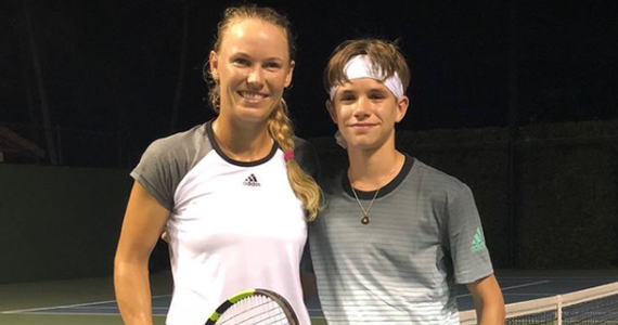 Dunka polskiego pochodzenia Caroline Wozniacki nie nudziła się w Miami, mimo porażki z Portorykanką Monicą Puig w drugiej rundzie turnieju na Florydzie. W poniedziałek wiceliderka światowego rankingu WTA dała lekcję tenisa młodszemu synowi Davida Beckhama.