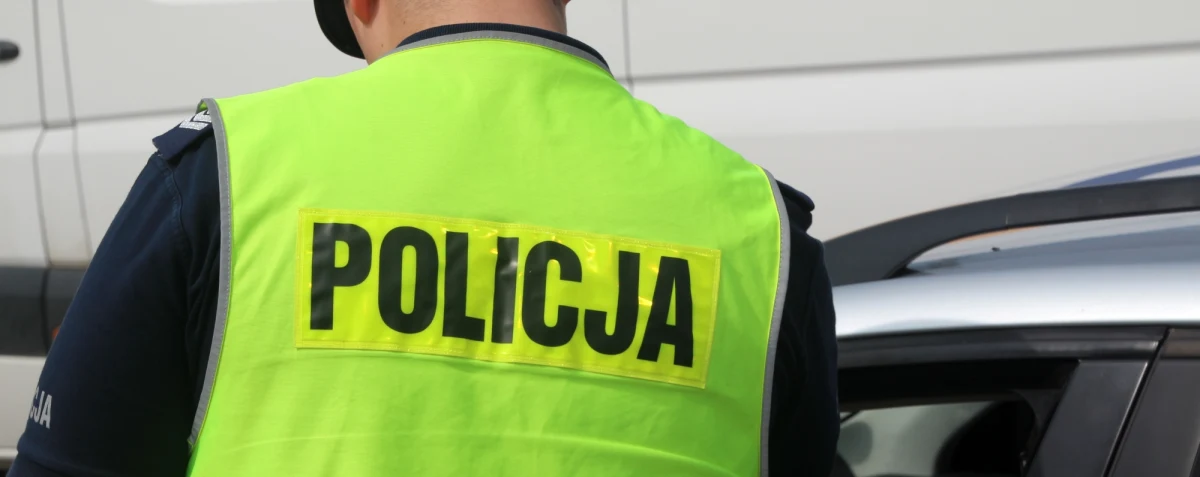 Policjanci z Kościana zatrzymali do kontroli drogowej samochód osobowy z powodu przekroczenia prędkości. W trakcie policyjnych czynności okazało się, zarówno 30-letni kierowca, jak i 27-letnia pasażerka auta są poszukiwani.