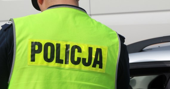 Policjanci z Kościana zatrzymali do kontroli drogowej samochód osobowy z powodu przekroczenia prędkości. W trakcie policyjnych czynności okazało się, zarówno 30-letni kierowca, jak i 27-letnia pasażerka auta są poszukiwani.
