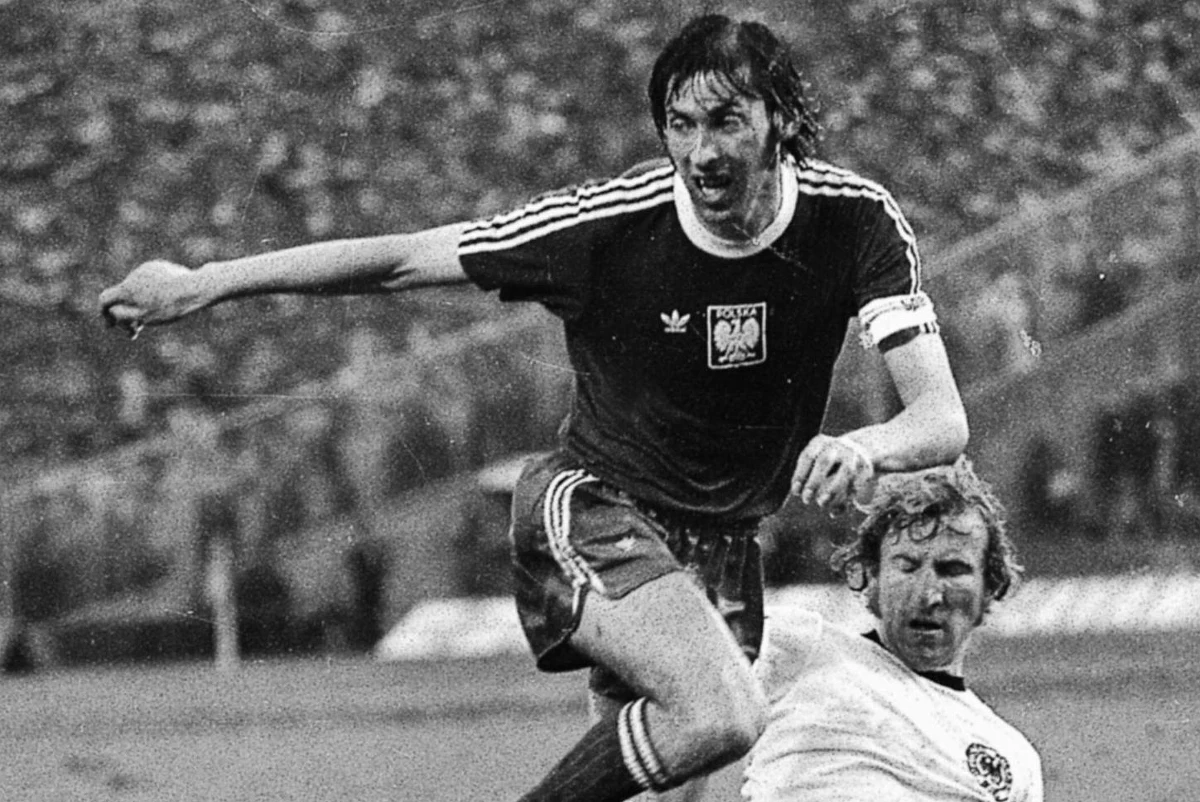 Żaden inny piłkarz nie będzie tak mocno kojarzony z wielkością polskiego futbolu lat 70. - trzecim miejscem na mundialu i medalami turniejów olimpijskich. Kazimierz Deyna, bo nim mowa, to 97-krotny reprezentant Polski i jeden z kandydatów na najlepszego Orła wszech czasów. Nie ukrywajmy - jeden z głównych kandydatów!