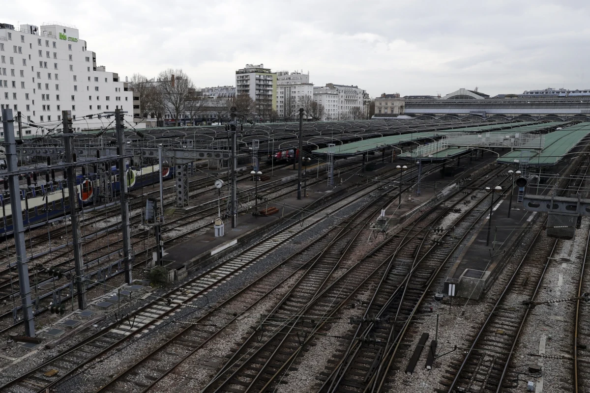 ​Gigantyczny protest kolejarzy zaczął paraliżować Francję. Maja oni strajkować od dwóch do czterech dni każdego tygodnia przez trzy miesiące! Wielu paryżan jest zdesperowanych, ale na dworcach nie doszło jednak do  chaosu.