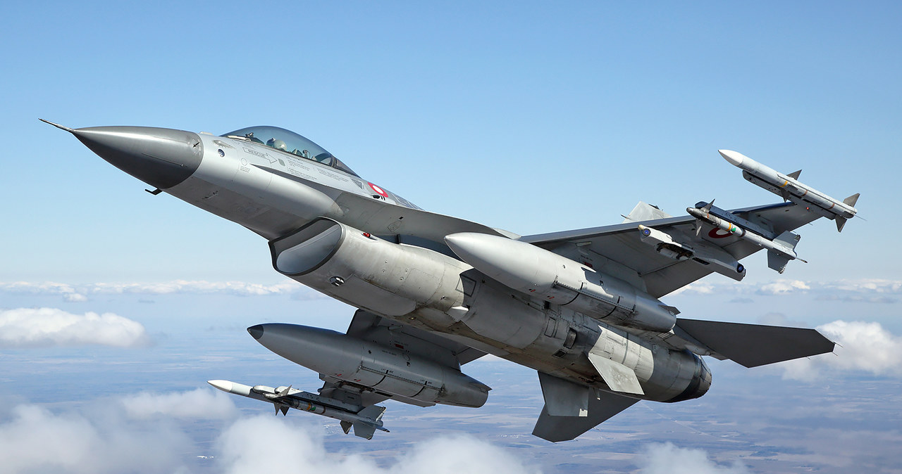 F-16 to kultowy myśliwiec, który służy w siłach powietrznych wielu krajów. Jest lekki, zwinny, znosi duże obciążenia. Pomimo wieloletniej produkcji kolejne kraje kupują swoje pierwsze egzemplarze i nikt nie myśli o zakończeniu tej całkiem udanej historii. Wszystko zaczęło się dość niebezpiecznie.