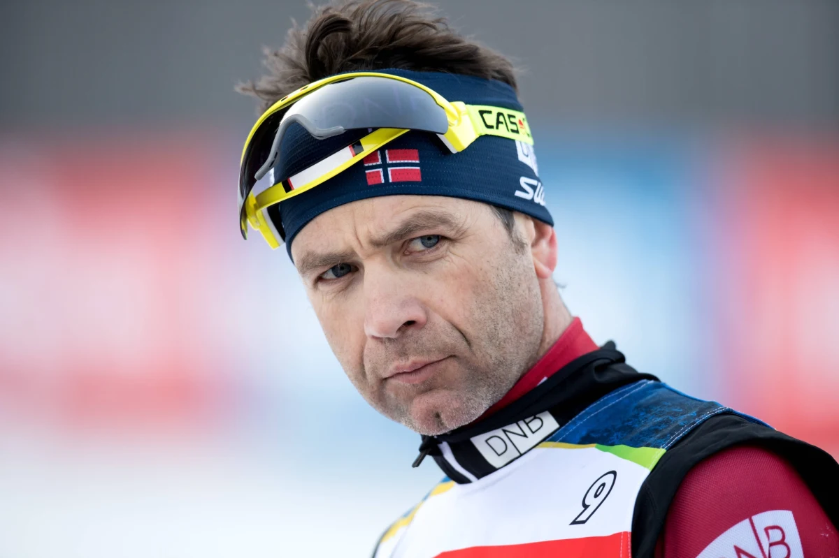 Legendarny 44-letni norweski biatlonista Ole Einar Bjoerndalen kończy karierę. Ośmiokrotny mistrz olimpijski i 20-krotny złoty medalista mistrzostw świata, który ma za sobą nieudany sezon, o swojej decyzji poinformował w Simonstrandzie. Wybór miejsca, nie był przypadkowy. Sportowiec wychowywał się tam na farmie. Norweg zaczynał tam również swoją sportową przygodę. 
