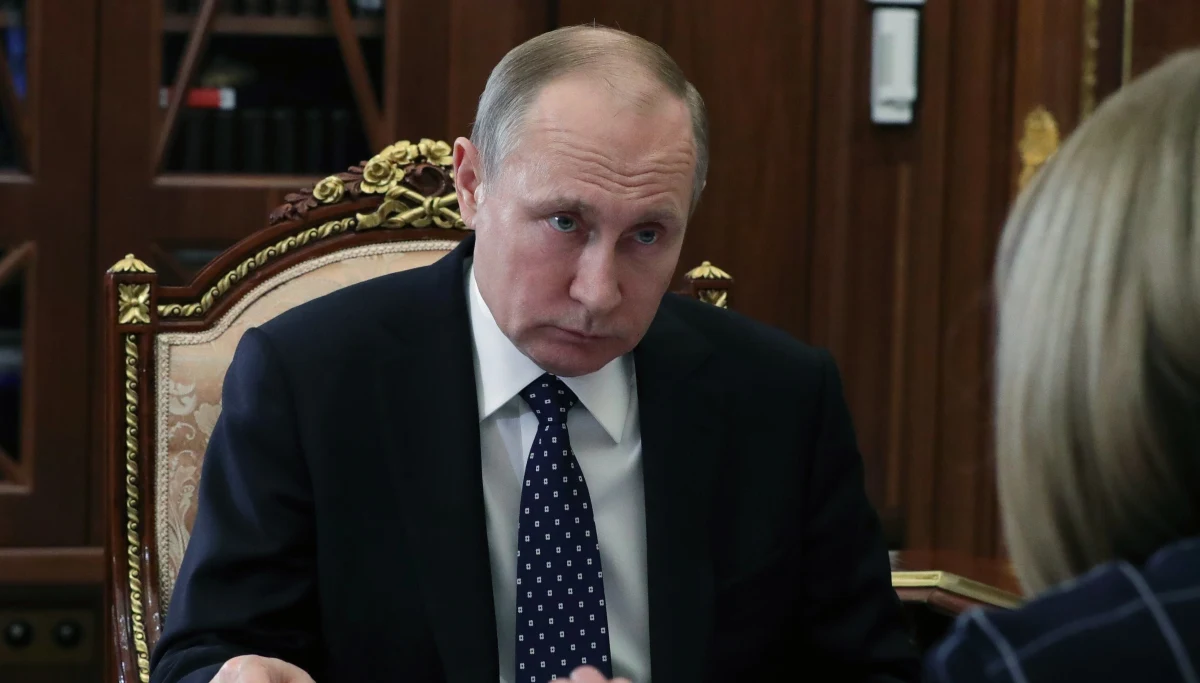 ​Partia Władimira Putina "Jedna Rosja" chce zakazać tzw. fake newsów. Projekt już trafił do Dumy. Według niego władze będą miały prawo natychmiast blokować strony internetowe rozpowszechniające plotki lub niesprawdzone informacje. Ochrona ma dotyczyć i osób fizycznych, i instytucji państwowych. Na mocy ustawy w ciągu doby strona internetowa lub profil społecznościowy będą mogły być zablokowane.