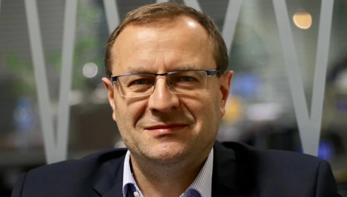 „Jeżeli Prawo i Sprawiedliwość w ciągu tych najbliższych trzech kampanii wyborczych - samorządowej, europejskiej i parlamentarnej - będzie miało spektakularne sukcesy i po wyborach parlamentarnych w 2019 będzie miało co najmniej taką sytuację w Sejmie, jak ma obecnie, czyli stabilną, samodzielną większość, to może ryzykować powiedzenie Andrzejowi Dudzie ‘do widzenia’" – tak o pozycji prezydenta Andrzeja Dudy w jego własnej partii mówił w Popołudniowej rozmowie w RMF FM politolog prof. Antoni Dudek. „Jeśli wynik będzie jednak słabszy, to Andrzej Duda może być ostatnią deską ratunku dla Prawa i Sprawiedliwości. Zrażanie go sobie w tej chwili nie byłoby do końca przemyślane” – dodał. Na pytanie, czy Beata Szydło mogłaby być rywalem Dudy w walce o fotel prezydencki, politolog stwierdził, że „o premier Szydło będziemy powoli zapominać, bo to jest nieubłagany los polityków, którzy zeszli ze stanowiska szefa rządu”. Stwierdził, że na prezydenckim wecie ustawy degradacyjnej stracili i prezydent, i partia. „Doszło do błędu komunikacyjnego, bo dla mnie sprawą jest niejasną, czy rzeczywiście przedstawiciele prezydenta na etapie prac w Sejmie głośno nie sygnalizowali swojego niezadowolenia. Gdyby tak było, że oni tam nic nie mówili, to stawia to Andrzeja Dudę w złym świetle, a jego współpracowników w jeszcze gorszym” – mówił. „Uważam, że jednak PiS więcej stracił, dlatego że dzisiaj - i tak będzie przez najbliższe 2 lata - PiS bardziej potrzebuje Andrzeja Dudy niż Andrzej Duda PiS-u” – dodał rozmówca Marcina Zaborskiego.