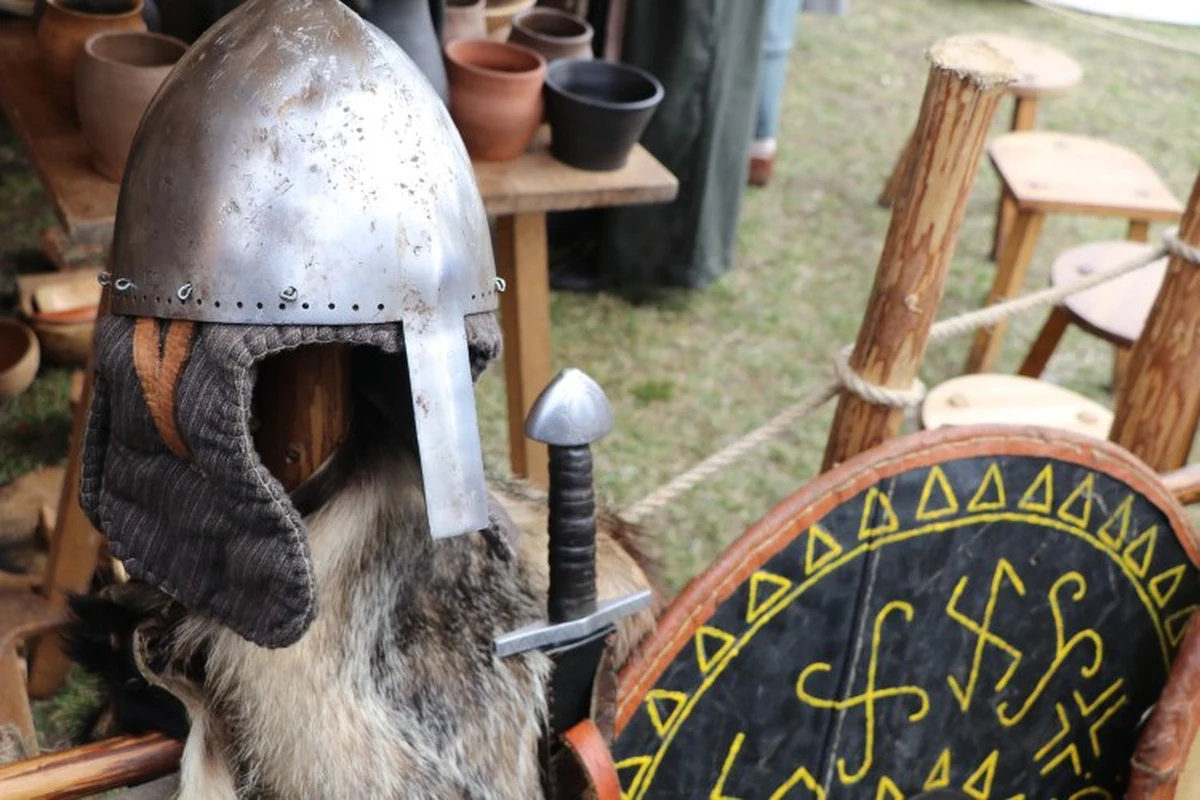 Bitwa słowiańskich bogów, przedchrześcijańska świątynia oraz warsztaty średniowiecznych rzemieślników. To wszystko mogli oglądać krakowianie podczas Święta Rękawki, odbywającego się u stóp Kopca Krakusa trzeciego dnia po Wielkiej Nocy. 