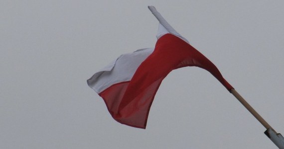 Zastępca ambasadora Ukrainy został wezwany do Ministerstwa Spraw Zagranicznych w związku ze spaleniem polskiej flagi. Do zdarzenia doszło podczas poniedziałkowej manifestacji przed ambasadą RP w Kijowie. Zastępcy ambasadora wręczono notę protestacyjną. Resort wyraził w niej swoje oburzenie incydentem - poinformowało ministerstwo.