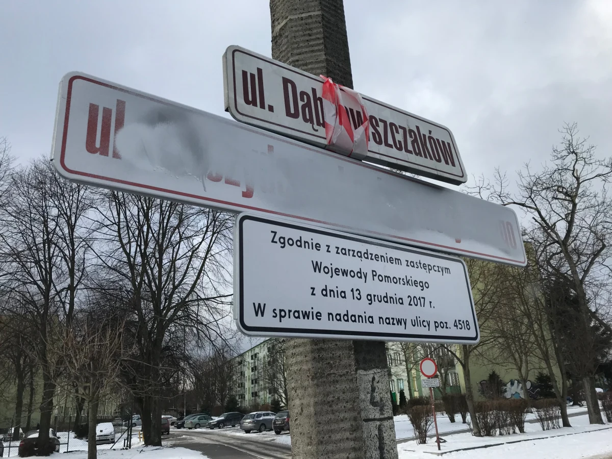 Ciąg dalszy sporu o nazwy ulic w Gdańsku. Wojewoda pomorski zapowiada zaskarżenie decyzji Wojewódzkiego Sądu Administracyjnego w tej sprawie. Pod koniec marca sąd uchylił zarządzenia zastępcze wojewody zmieniające nazwy w ramach dekomunizacji. Chodzi między innymi o ulicę Dąbrowszczaków, którą przemianowano na ulicę Prezydenta Lecha Kaczyńskiego. 