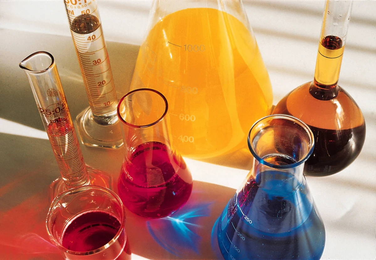 Prokuratura Rejonowa w Elblągu oskarżyła nauczycielkę miejscowej szkoły podstawowej o nieumyślne narażenie na niebezpieczeństwo zdrowia uczniów. Jeden z nich został poparzony kwasem podczas przenoszenia paczek z pomocami naukowymi do pracowni chemicznej.