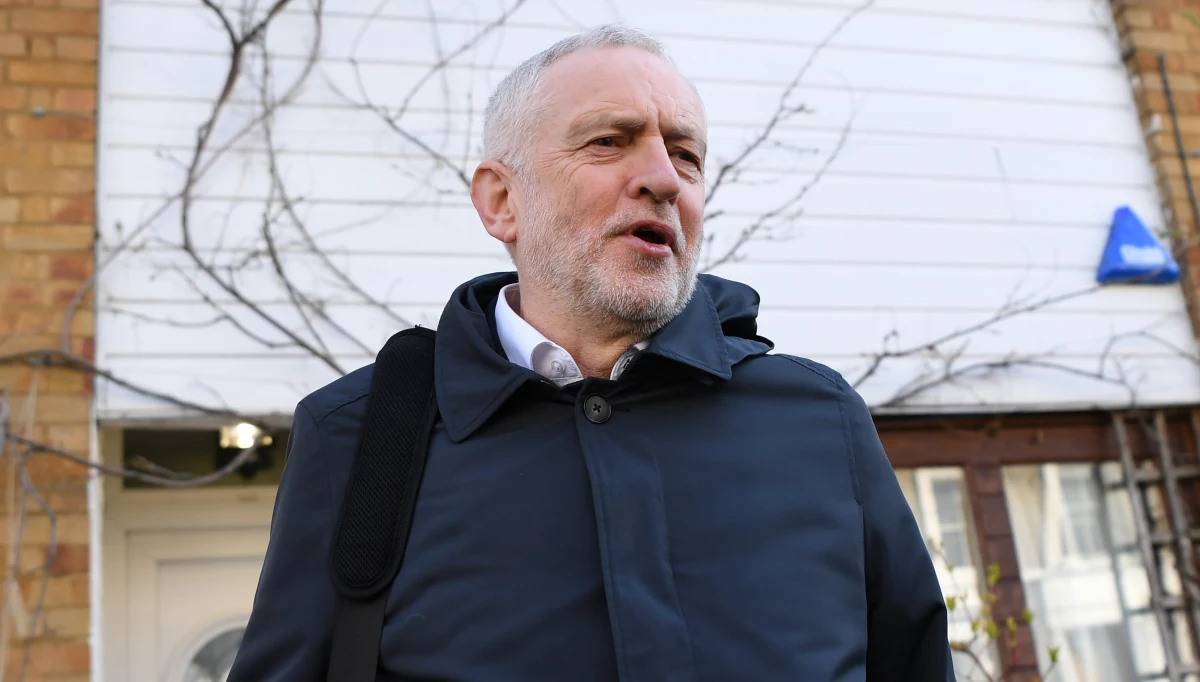 Lider laburzystów Jeremy Corbyn bronił się przed krytyką ws. jego udziału w kolacji sederowej z przedstawicielami kontrowersyjnego skrajnie lewicowego ruchu żydowskiego Jewdas, będącego w konflikcie z innymi organizacjami żydowskimi. W Wielkiej Brytanii trwa dyskusja nt. antysemityzmu w Partii Pracy. 