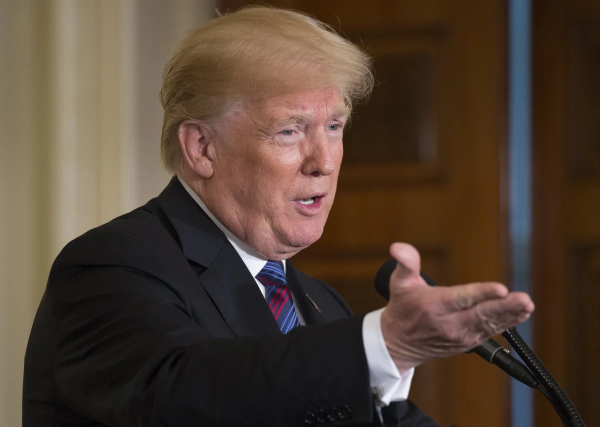 Prokurator specjalny Robert Mueller poinformował w zeszłym miesiącu prawników Donalda Trumpa, że zespól dochodzeniowy kontynuuje swoje śledztwo, ale prezydent nie jest już podejrzanym - twierdzi dziennik "Washington Post". Według gazety w marcu doszło do "prywatnych" negocjacji dotyczących ewentualnej rozmowy Trumpa z Muellerem podczas, których prokurator specjalny miał stwierdzić, że prezydent USA jest cały czas podmiotem śledztwa dotyczącego ingerencji Rosji w wybory prezydenckie w 2016 roku.