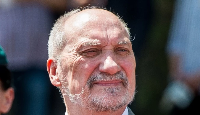 Antoni Macierewicz wielbiony w studiu TVP Info