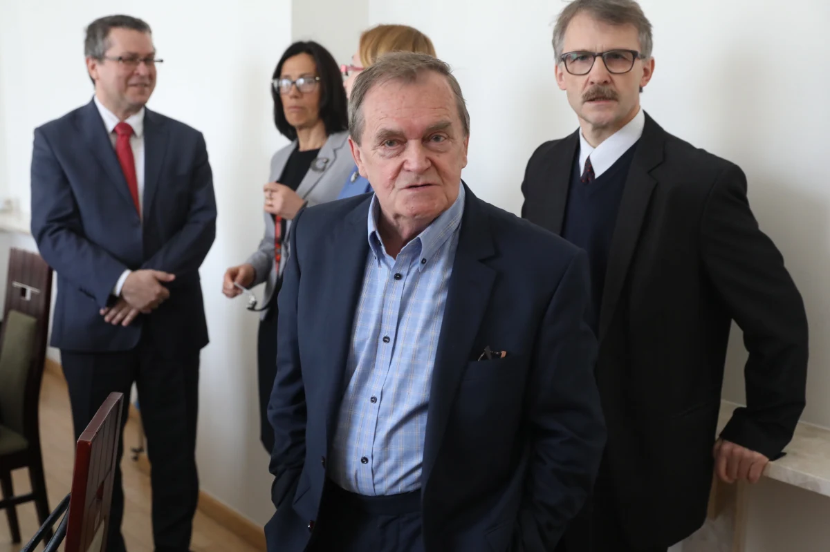 ​W siedzibie Krajowej Rady Sądownictwa po godz. 11. rozpoczęło się spotkanie członków Rady, w tym sędziów wybranych w skład tego organu na początku marca przez Sejm. Z inicjatywą spotkania wystąpił przedstawiciel prezydenta w KRS Wiesław Johann. Jak informował Johann, spotkanie ma mieć charakter "czysto techniczny" i nie będzie podczas niego "żadnych oficjalnych wyborów". "Będzie to spotkanie roboczo-organizacyjne, aby nowi członkowie KRS poznali, jak funkcjonuje Rada" - mówił.