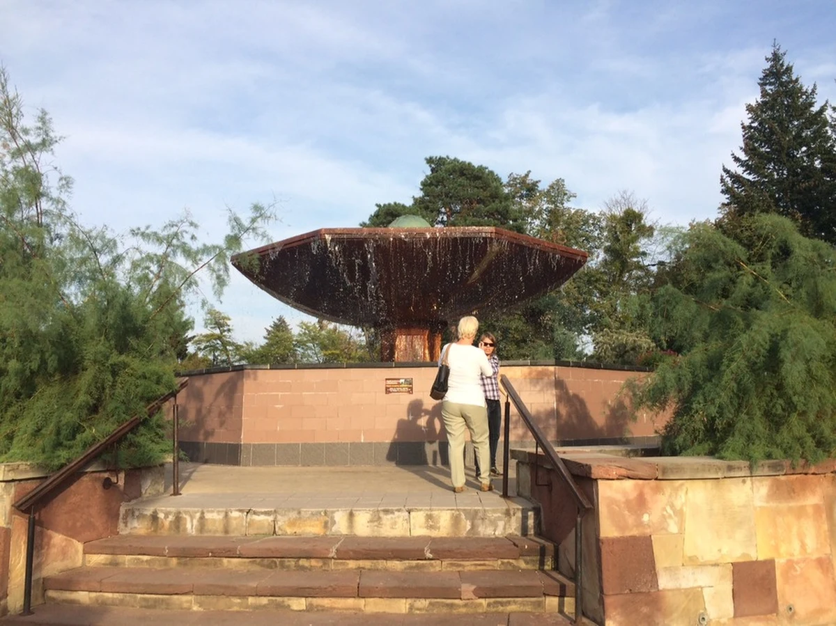 Symbol Ciechocinka - stojąca w centrum miasta fontanna zwana "Grzybkiem" - rozpada się! Wczoraj konstrukcja pękła i przełamał się kielich wykonany z betonu i stali. 