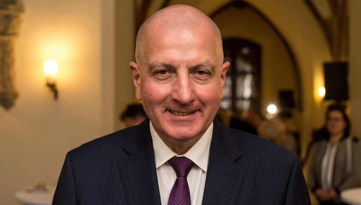 „Nie będę startował w wyborach w 2018 roku. Zakończy się moja misja wrocławska w listopadzie. To było pięknych 16 lat mojego życia” – mówił w Popołudniowej rozmowie w RMF FM prezydent Wrocławia Rafał Dutkiewicz, pytany o ewentualny start w wyborach. „To jest projekt, który się w bardzo ładny sposób i dla mnie, i dla Wrocławia dopełnił. Miasto jest - przepraszam, że tak bezczelnie mówię - w bardzo dobrym stanie. Czas, by ktoś wniósł nową energię” – zaznaczył. O Kazimierzu Michale Ujazdowskim, jako o kandydacie PO na prezydenta Wrocławia, powiedział: „Zadziwiają mnie zwroty i slalom światopoglądowy uprawiany przez Platformę Obywatelską”. „Lubię i cenię Kazimierza Michała Ujazdowskiego, ale nie jako kandydata na prezydenta Wrocławia” – przyznał. „Wrocław rozwija się w bardzo dynamiczny sposób. Uważam, że zasłużyliśmy na kandydata, który zna problematykę wrocławską” – tłumaczył gość Marcina Zaborskiego. „Kandydatura wrocławska, związana z lokalnością Wrocławia i kandydaturą bardziej otwarta światopoglądowo byłaby dla miasta lepsza. Środowisko, z którym jestem związany, będzie chciało wysunąć swojego kandydata w tych wyborach” – zaznaczył Dutkiewicz.