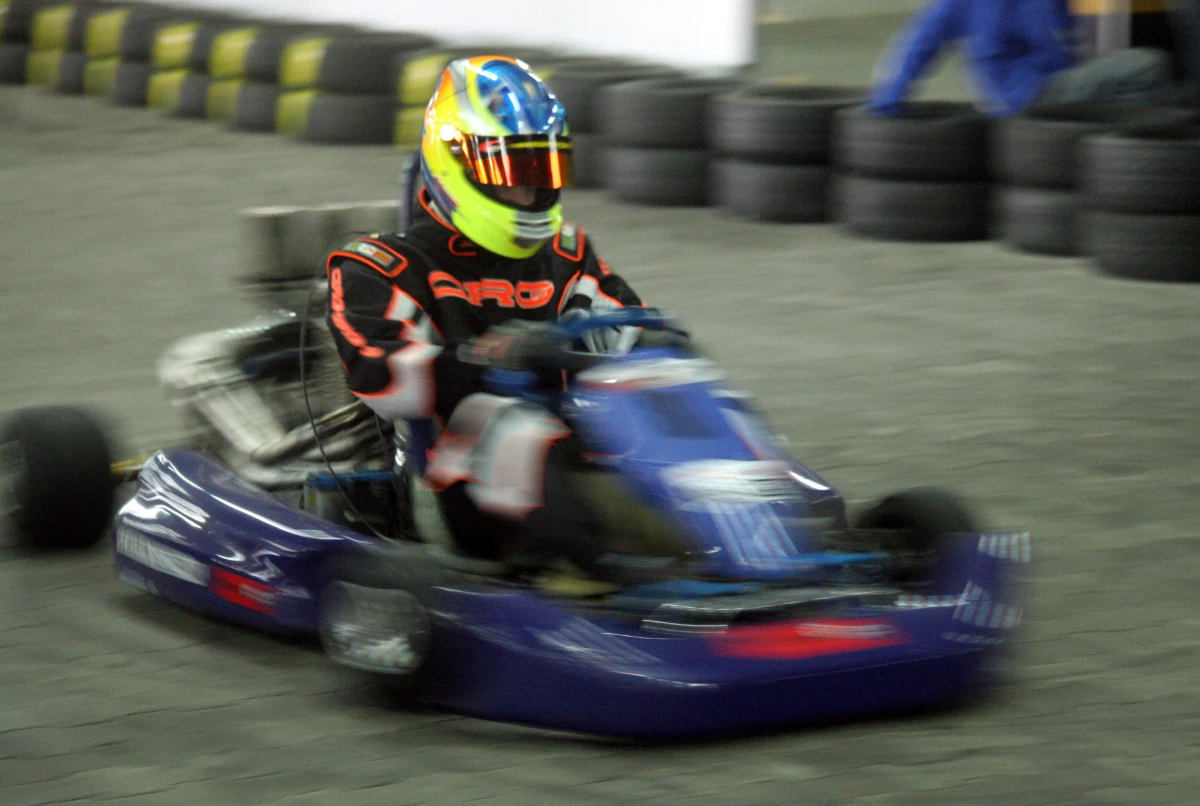 Trzy osoby usłyszały zarzuty w związku z ubiegłoroczną tragedią na torze kartingowym w Zwardoniu w Śląskiem. Do wypadku doszło w listopadzie. Tylna oś napędu wciągnęła szalik, który miała na szyi jadąca gokartem 21-latka. Młoda kobieta do dziś jest sparaliżowana. Śledztwo w tej sprawie prowadzi prokuratura rejonowa w Żywcu. 