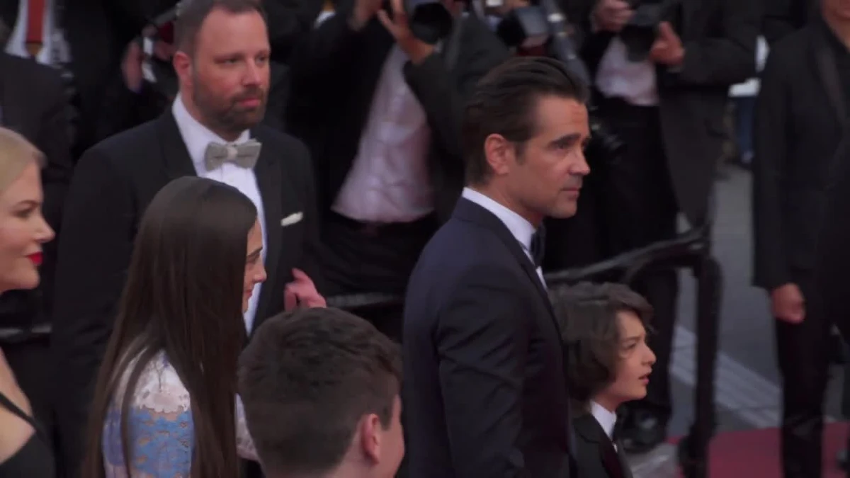 Colin Farrell podobno znowu zgłosił się do kliniki odwykowej. Aktor chce zachować trzeźwość i szuka profesjonalnej pomocy. Irlandczyk w ostatnim czasie narzekał na natłok pracy. Farrell wie, że życie na wysokich obrotach może go pchnąć w stronę używek. Dlatego miał zgłosić się do kliniki w Arizonie. Z jej usług korzystali m.in. Selena Gomez i ostatnio także Kevin Spacey.