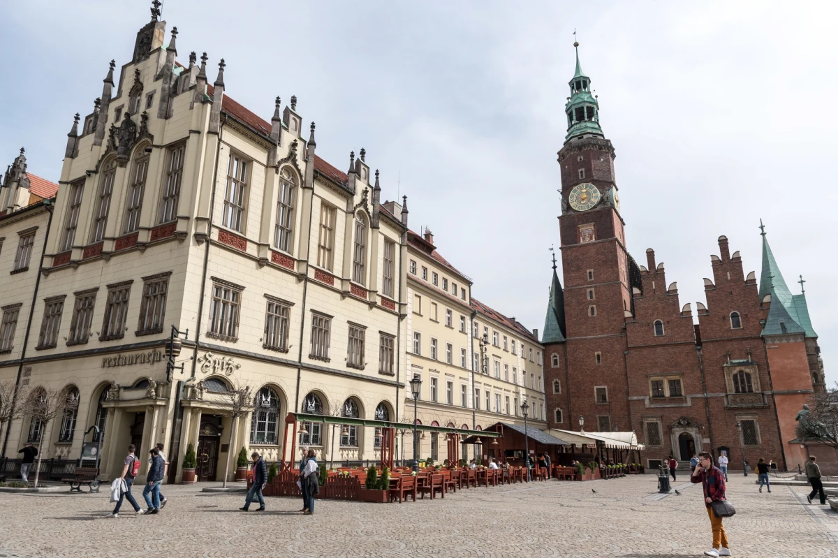 Dziś we wrocławskim w Hydropolis odbyło się oficjalne przekazanie Wrocławiowi tytułu European Best Destination 2018. Prezydent miasta Rafał Dutkiewicz odebrał statuetkę za zwycięstwo w konkursie na najlepszy europejski kierunek turystyczny, z rąk prezesa brukselskiej organizacji.