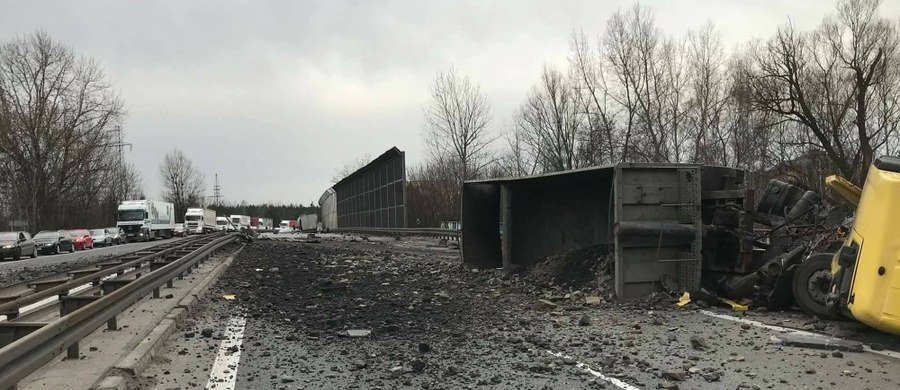 Wypadek na drodze krajowej s1 w Sosnowcu na wysokości mostu biała Przemsza. Doszło tam do czołowego zderzenia dwóch samochodów ciężarowych. Jedna osoba została ranna.