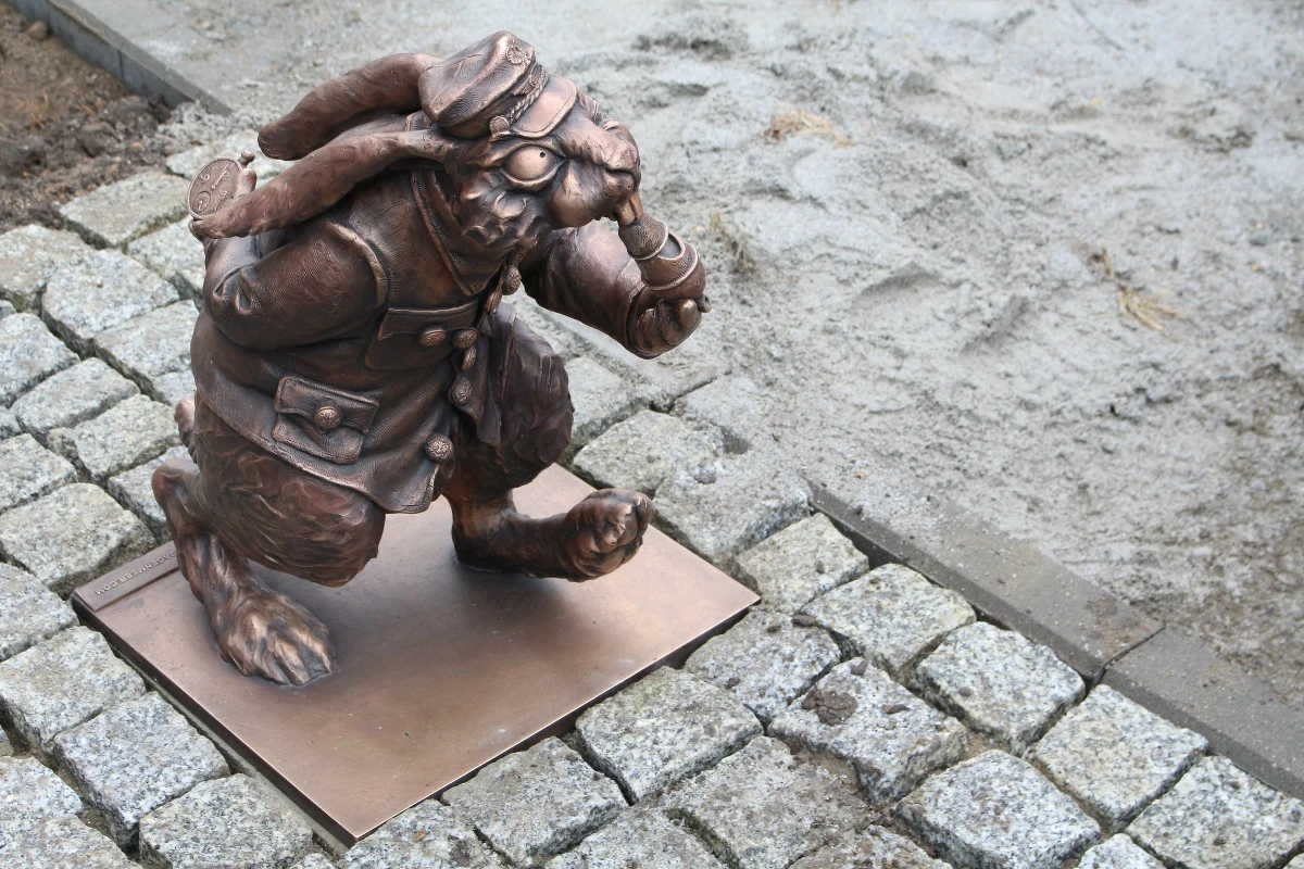 Królik powstaniec, królik degustator czy królik żużlowiec. Rzeźby tych właśnie zwierząt, w charakterystycznych przebraniach, stanęły właśnie na ulicach Gniezna w Wielkopolsce. Są elementem powstającego w mieście szlaku piastowskiego. 