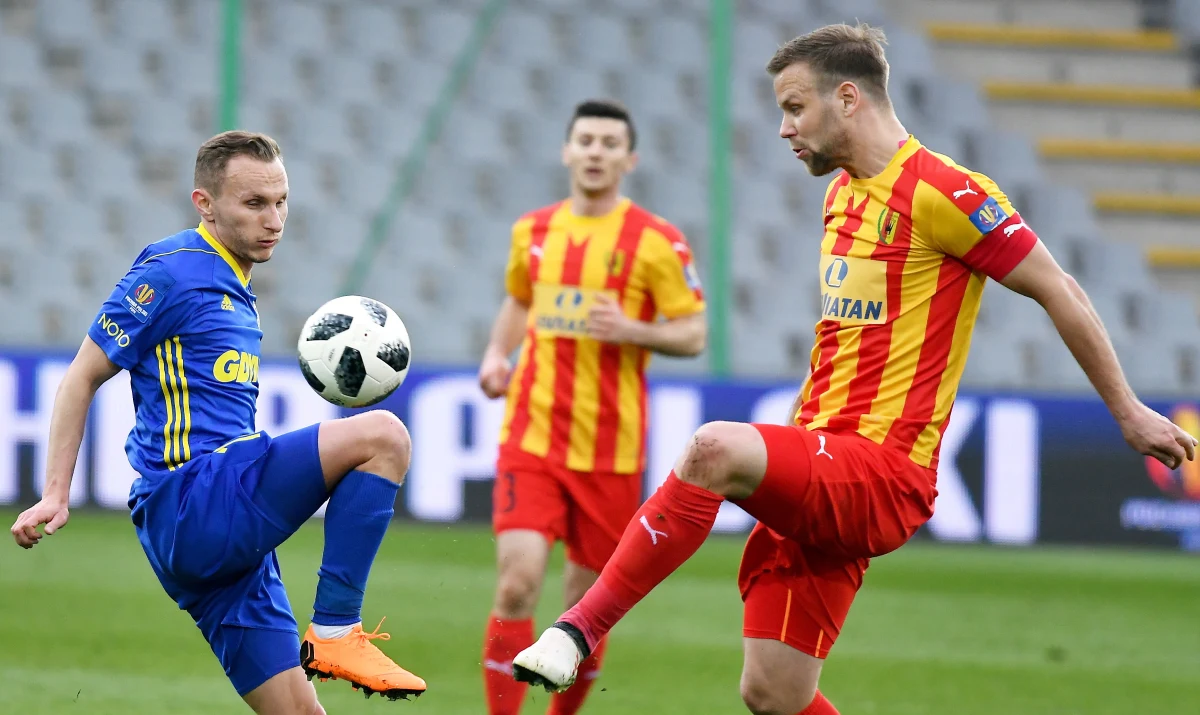 ​Piłkarze Korony Kielce pokonali u siebie broniącą trofeum Arkę Gdynia 2:1 w pierwszym meczu półfinałowym Pucharu Polski. We wtorek Górnik zremisował w Zabrzu z Legią Warszawa 1:1. Rewanże zaplanowano na 17-18 kwietnia.
