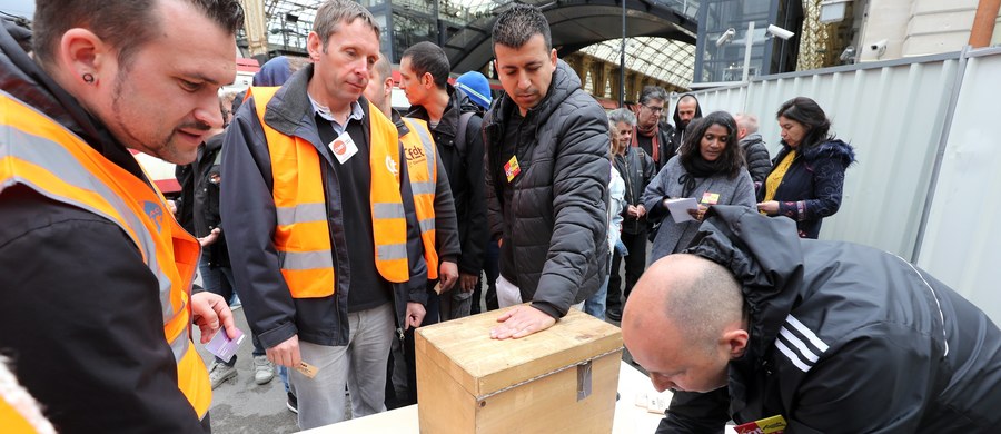 Ze względu na trwający strajk pracowników francuskich kolei państwowych SNCF w kraju występują ogromne utrudnienia w kursowaniu pociągów oraz ruchu drogowym. Kolejarze buntują się przeciwko reformom planowanym przez prezydenta Emmanuela Macrona.