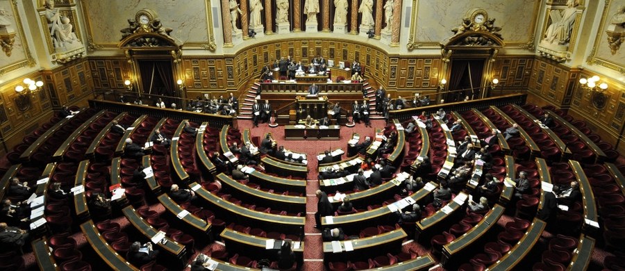 Rząd Francji doszedł z Senatem do porozumienia, na mocy którego liczba parlamentarzystów zostanie zmniejszona o 30 proc. W Zgromadzeniu Narodowym będzie 404 deputowanych, a liczba senatorów wyniesie 244 - poinformował premier Francji Edouard Philippe.