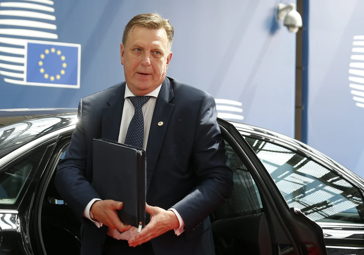 Władze Łotwy wyraziły zaniepokojenie rozpoczętymi ćwiczeniami czterech uzbrojonych w rakiety okrętów rosyjskiej Floty Bałtyckiej. To spowodowało zamknięcie niektórych części przestrzeni powietrznej nad międzynarodowymi wodami Bałtyku. "To demonstracja siły. Trudno pojąć, że może się to dziać tak blisko naszego kraju" - powiedział Reuterowi łotewski premier Maris Kuczinskis.