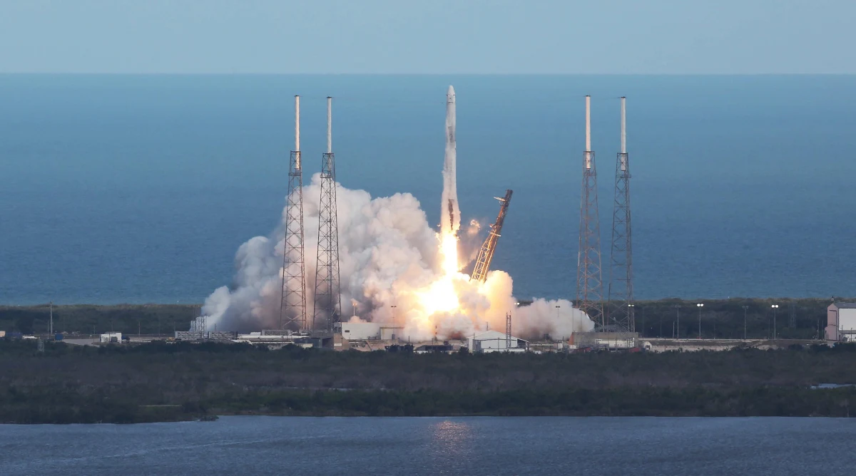 Należący do amerykańskiej prywatnej firmy SpaceX kosmiczny statek towarowy wielokrotnego użytku Dragon dotarł w środę do Międzynarodowej Stacji Kosmicznej (ISS) z ładunkiem ponad 2600 kilogramów zaopatrzenia i sprzętu naukowego.