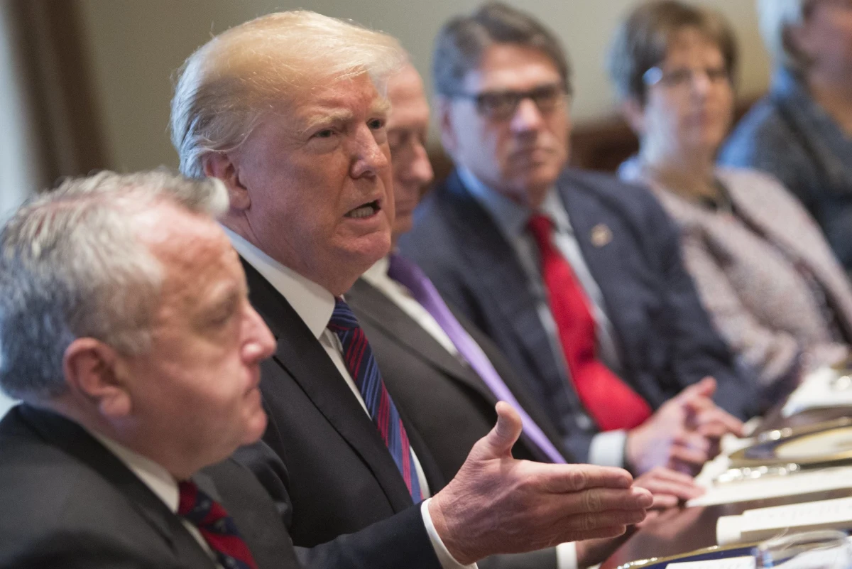 ​Prezydent Donald Trump podpisał w środę upoważnienie do skierowania oddziałów Gwardii Narodowej do wzmocnienia Straży Granicznej na granicy z Meksykiem. Prezydent uzasadnił swoją decyzję koniecznością powstrzymania nielegalnej imigracji. "Bezprawie panujące na naszej południowej granicy jest zasadniczym zaprzeczeniem bezpieczeństwa, spokoju i suwerenności społeczeństwa amerykańskiego" - napisał prezydent w notatce służbowej. "Nie mieliśmy innego wyjścia" - dodał. 