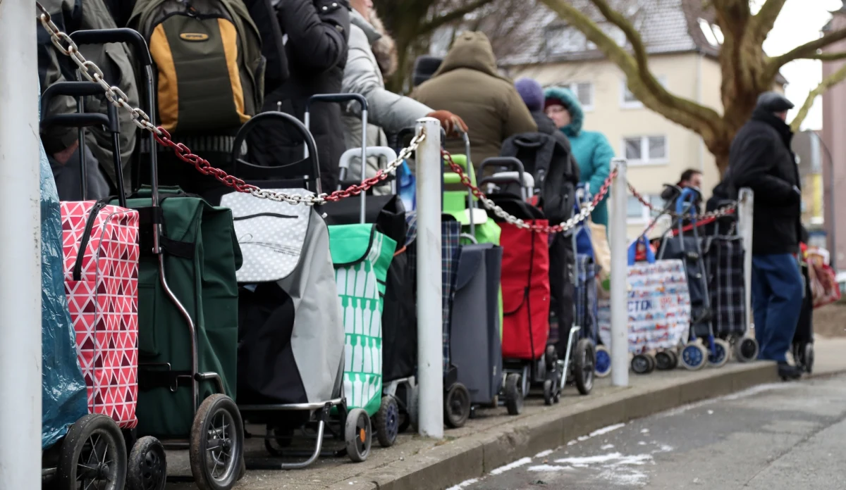 Z nowym rokiem organizacja charytatywna Tafel z Essen w Niemczech ogłosiła, że z darmowej żywności nie mogą korzystać cudzoziemcy. Po fali ostrej krytyki organizacja, głosząca hasła związane ze zwalczaniem głodu w mieście, zmieniła swoją decyzję i ogłosiła, że kolejce po rozdawane przez nią produkty spożywcze znowu mogą ustawić się potrzebujący pochodzący z innych krajów. 