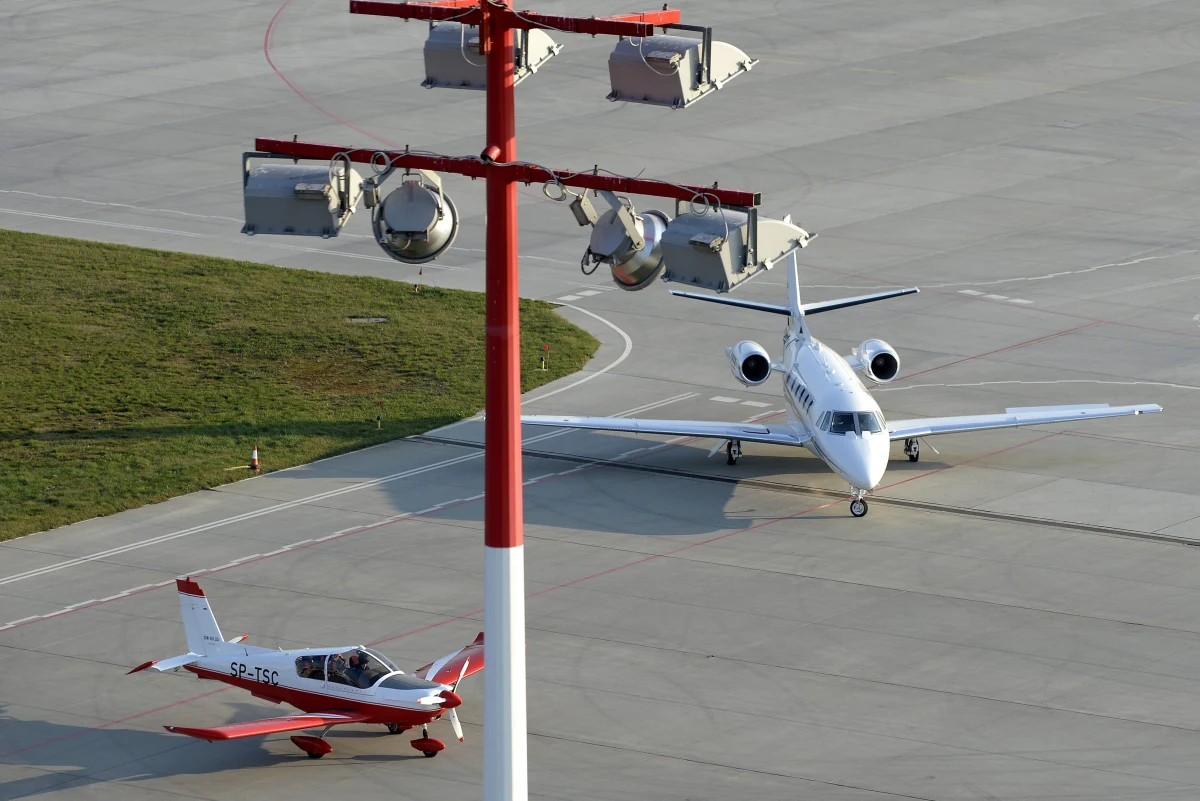 Specjaliści przestrzegają przed niebezpiecznym bublem prawnym Ministerstwa Infrastruktury. Chodzi o przepisy dotyczące osób kierujących ruchem lotniczym na małych lotniskach. "Mogą doprowadzić do tragedii" - mówi RMF FM ekspert do spraw przepisów lotniczych. Zgodnie z przepisami, które niedawno weszły w życie, lotami, skokami spadochronowymi i lotniczymi zawodami sportowymi będą mogły kierować osoby o wygasłych uprawnieniach.