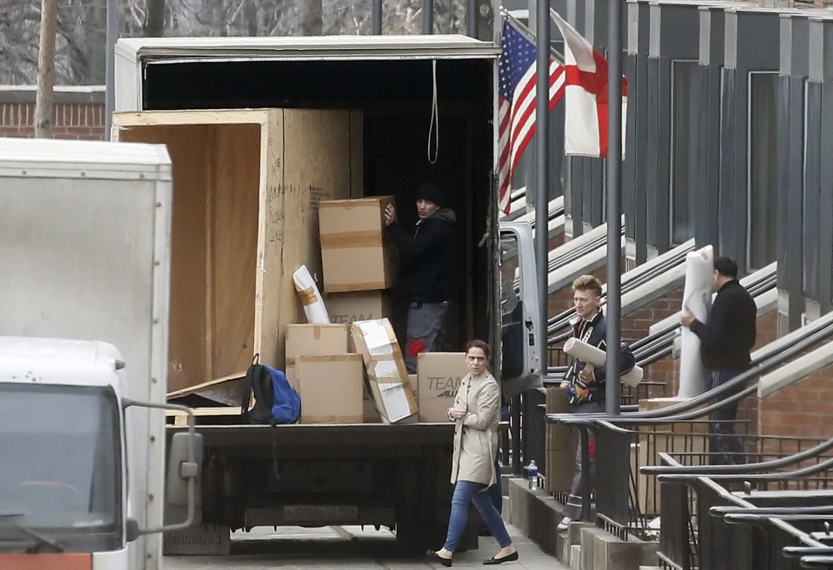 Dyplomaci amerykańscy, którzy w odwecie za wyrzucenie przez władze USA 60 dyplomatów rosyjskich w związku z aferą Skripala, muszą opuścić Rosję. Rano wyjechali z ambasady swego kraju w Moskwie, żeby udać się do USA - informuje AFP.