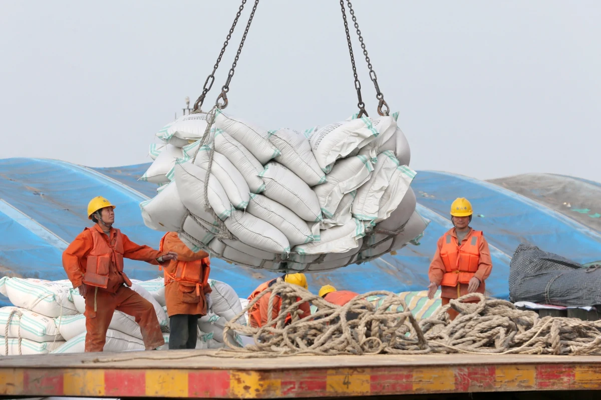 ​Zapowiedzi wprowadzenia ceł na chińskie i amerykańskie produkty to niebezpieczna gra; poważna oferta ze strony Pekinu mogłaby powstrzymać dalszą eskalację sporu, który może okazać się kosztowny - pisze w czwartek dziennik "Financial Times". "Dobra wiadomość jest taka, że obie strony nadal mają czas, by się wycofać" - czytamy