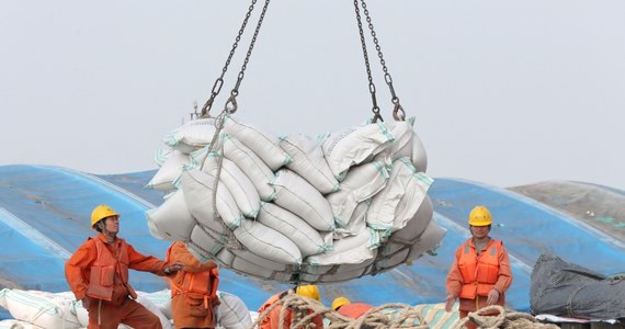 ​Zapowiedzi wprowadzenia ceł na chińskie i amerykańskie produkty to niebezpieczna gra; poważna oferta ze strony Pekinu mogłaby powstrzymać dalszą eskalację sporu, który może okazać się kosztowny - pisze w czwartek dziennik "Financial Times". "Dobra wiadomość jest taka, że obie strony nadal mają czas, by się wycofać" - czytamy