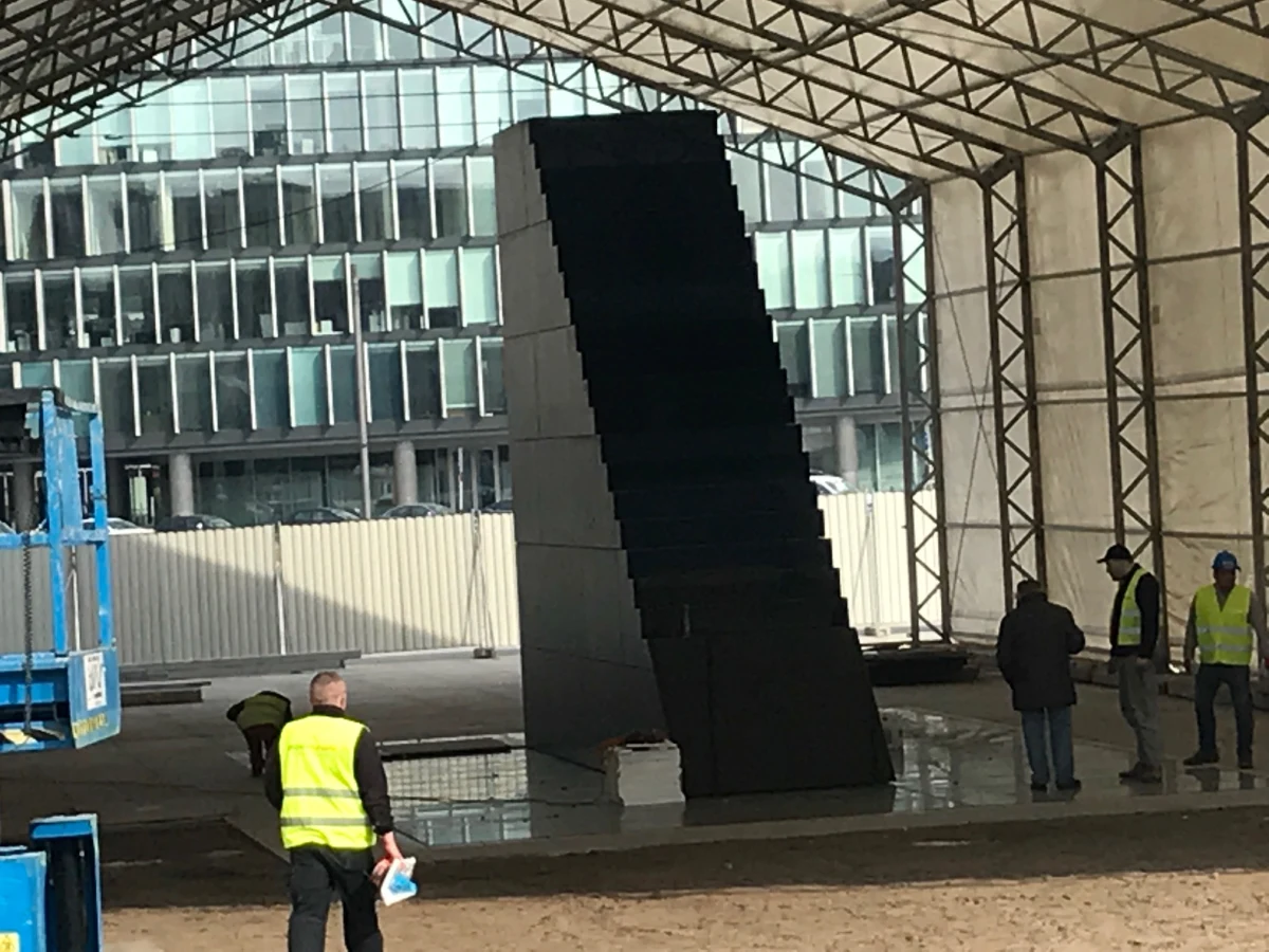 Na Placu Piłsudskiego w Warszawie trwają ostatnie prace porządkowe. Za 5 dni zostanie tam odsłonięty pomnik ofiar katastrofy smoleńskiej.