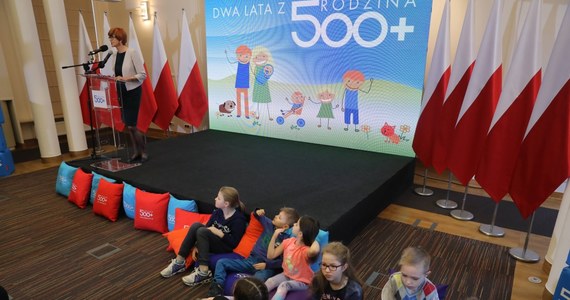 "W moim resorcie nie trwają żadne prace, które zmieniałyby zasady wypłaty świadczenia wychowawczego z programu "Rodzina 500 plus" - twierdzi minister rodziny, pracy i polityki społecznej Elżbieta Rafalska. "Doniesienia medialne, dotyczące wydłużenia czasu wypłacania świadczenia wychowawczego 500 plus (do 25 r.ż. dla uczących się) oraz zmiany wysokości progu dochodowego w przyznawaniu tego świadczenia na pierwsze dziecko są nieprawdziwe" - dodaje. 