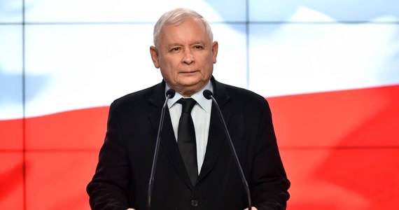 "Ministrowie konstytucyjni, sekretarze stanu zdecydowali się na przekazanie swoich nagród na cele społeczne do Caritasu" - tak o nagrodach dla ministrów powiedział prezes PiS Jarosław Kaczyński. Dodał także, że szykuje projekt obniżenia pensji poselskich i samorządowych.