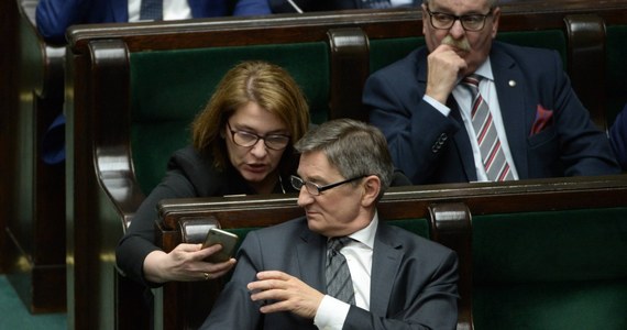 "Jako parlamentarzyści nie pobieraliśmy nagród, mamy świadomość, że sprawa nagród - które wypłacono ministrom - rzutuje na sondaże, podejmiemy niebawem taką decyzję, która myślę, że zakończy całą dyskusję na temat nagród" - powiedziała rzeczniczka PiS, wicemarszałek Sejmu Beata Mazurek. Tak odpowiedziała na pytanie, czy Jarosław Kaczyński wiedział o nagrodach wypłaconych członkom poprzedniej Rady Ministrów, z których część jest ministrami również obecnego rządu. 