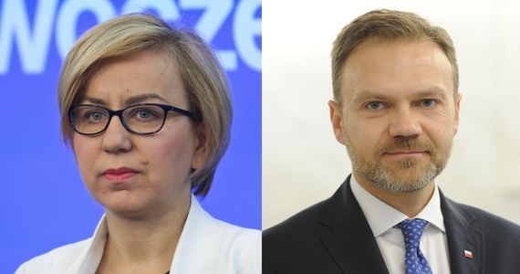 Starcie Nowoczesnej i PiS w Popołudniowej rozmowie w RMF FM. „Te nagrody, które zostały przyznane ministrom podczas rządu Beaty Szydło, zostały przyznane zgodnie z prawem (…) Błędem było to, w jaki sposób zostało to przeprowadzone” – mówił senator PiS Artur Warzocha, a odpowiadała mu Paulina Hennig-Kloska z Nowoczesnej: „PiS pokazało małostkowość prezesa i to, że zamiast rozwiązywać problemy uprawia demagogię”. Według posłanki, dzisiejszy pomysł Jarosława Kaczyńskiego, by obniżyć pensje posłom i burmistrzom, to „zemsta na samorządowcach, biednych, niczemu winnych temu, że ministrowie wzięli premię”. Warzocha uważa jednak, że to znak, że partia rządząca zwraca uwagę na opinię ludzi. „To świadczy, że jako formacja rządząca jesteśmy wsłuchani w głos opinii publicznej” – podkreślił. Hennig-Kloska z kolei zauważyła, że nie tak dawno premier przewidział podwyżki dla członków rządu nową ustawą o służbie cywilnej. „To teraz co? Czekamy na dwie ustawy? Podwyżki dla ministrów, obniżki dla posłów i samorządowców? Parlamentarzyści i samorządowcy mają złożyć się na podwyżki dla ministrów?” – pytała.